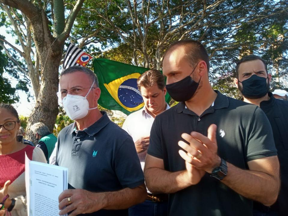 Foto 5 de 11 — Com presença de Eduardo Bolsonaro, vereadores e lideranças pedem impeachment de Edinho Silva